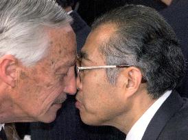 Obuchi receives traditional Maori greeting